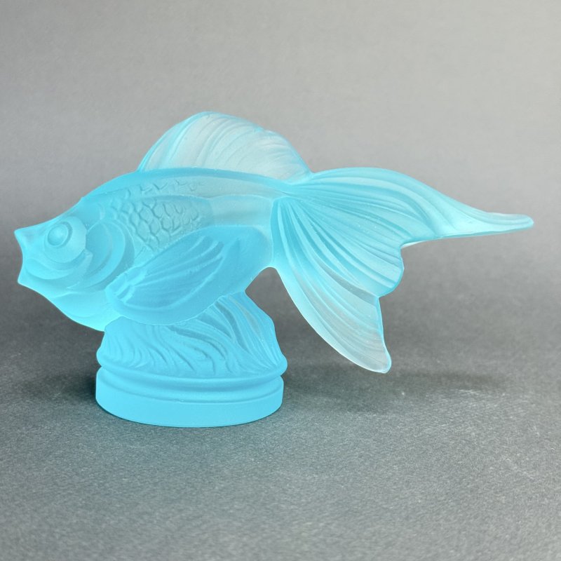 Коллекционная статуэтка Gold Fish из голубого аквамаринового уранового стекла дизайн 1930г. Г. Хоффманн Чехия 21 в (н)