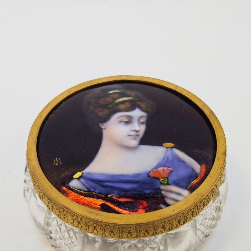 Шкатулка с латунной крышкой с изображением Богини цветов Хлорис стекло 1900гг Франция 