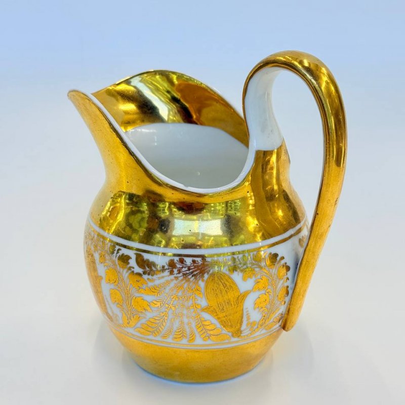 Молочник со стилизованным золоченым растительным орнаментом Желуди