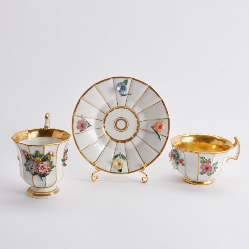 ИФЗ. Старинный набор из 2 чашек с блюдцем - декор в виде лепных цветов