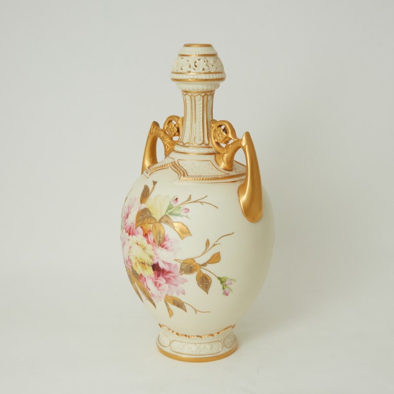 Старинная ваза с розовыми цветами ручной работы