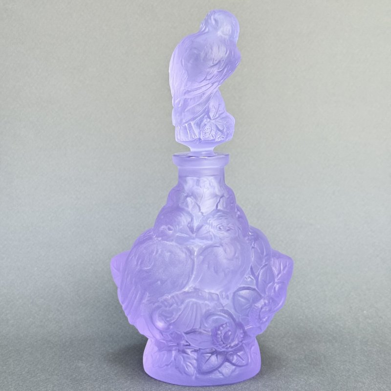 Коллекционный флакон для духов из аметистового стекла с изображением птиц дизайн 1930г. Г. Хоффманн  Чехия 21 в