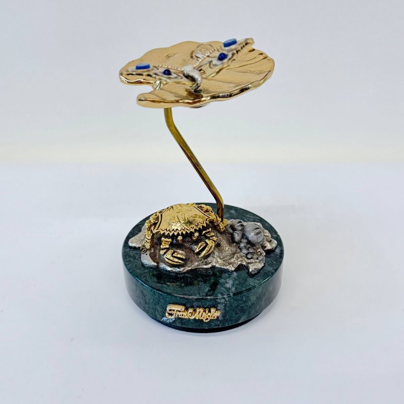 Металлическая скульптура «БАБОЧКА НА КУВШИНКЕ» - Франк Майслер. (к)