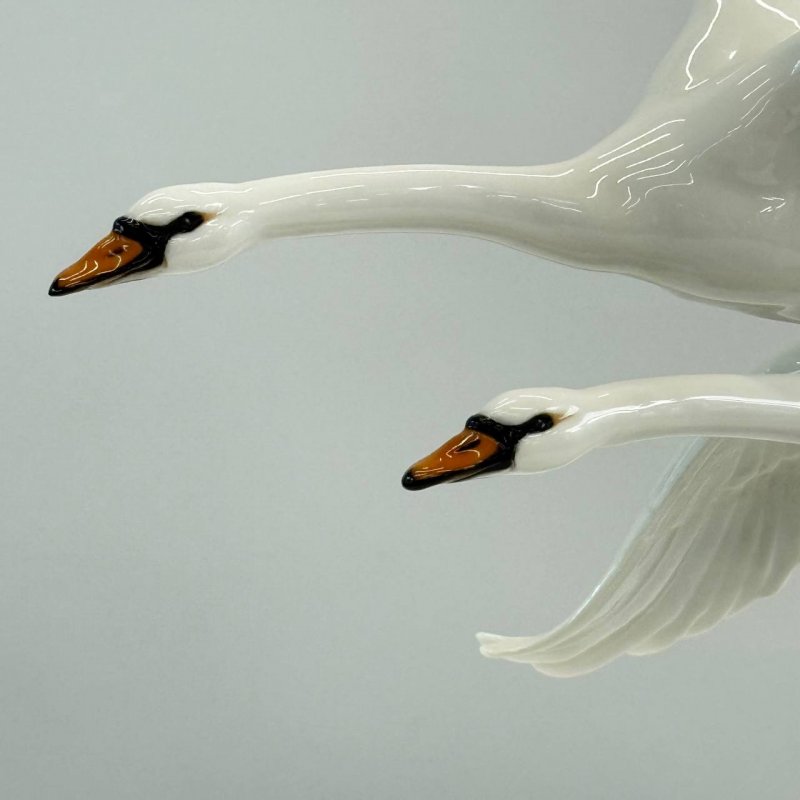 Фарфоровая статуэтка Пара летящих лебедей