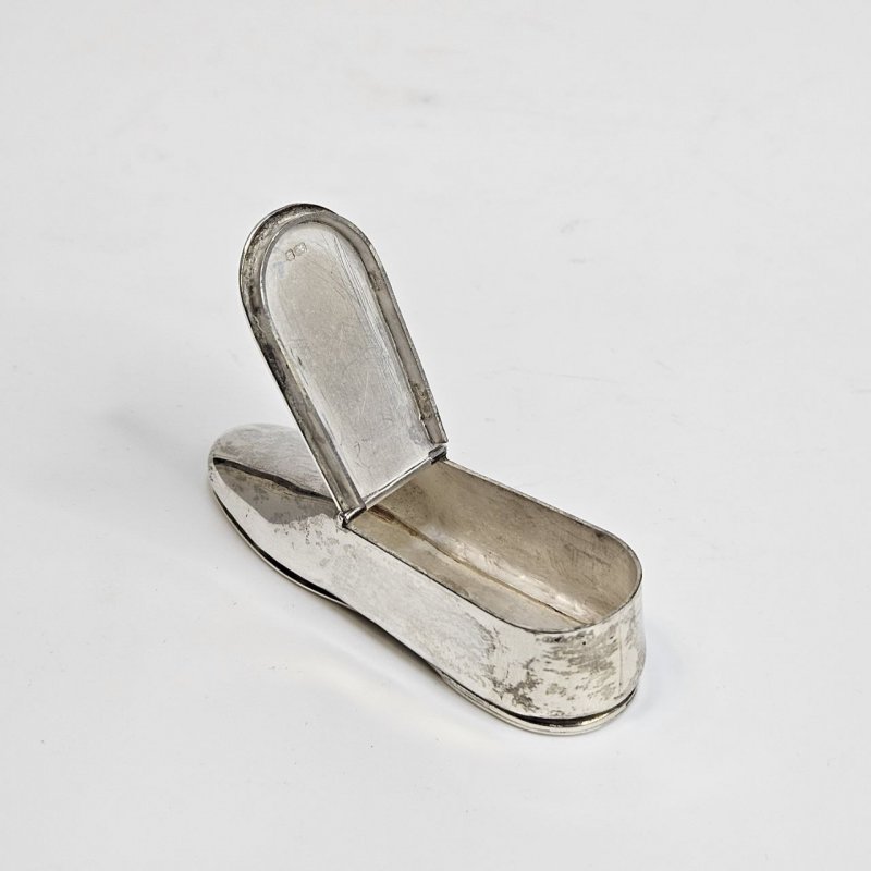 Серебряная табакерка в виде туфли 54г Лондон