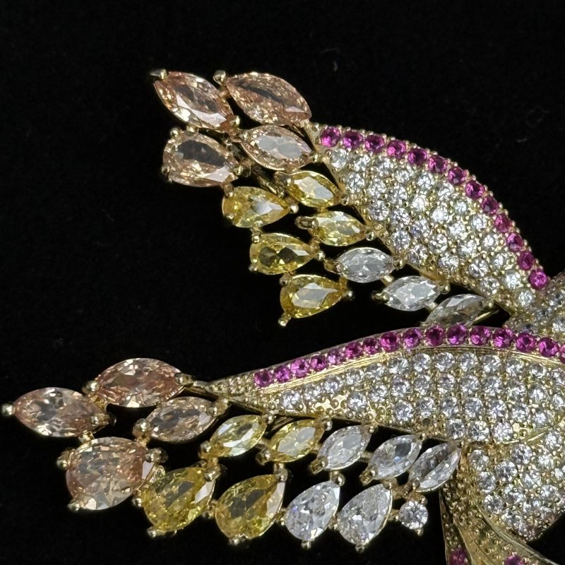 Брошь из цирконов в форме колибри 20 в