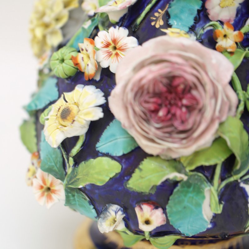 Антикварная ваза с лепными цветами