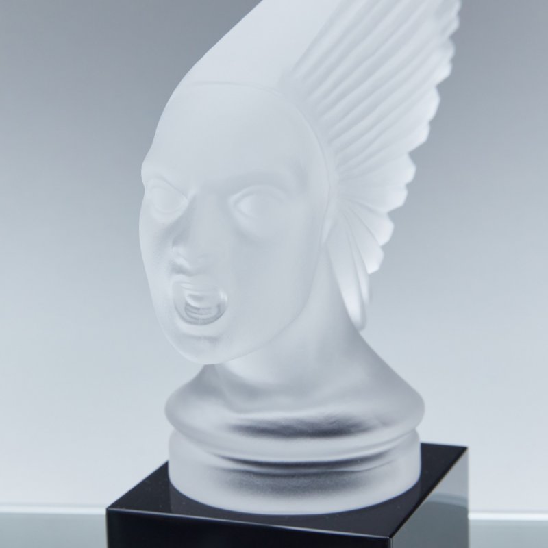 Коллекционная статуэтка Victoire на черной подставке