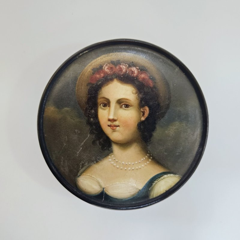Лаковая Табакерка с живописным портретом молодой женщины