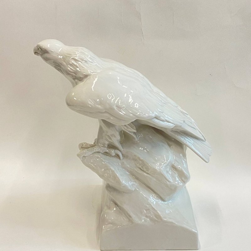 Скульптура «Орел на скале»