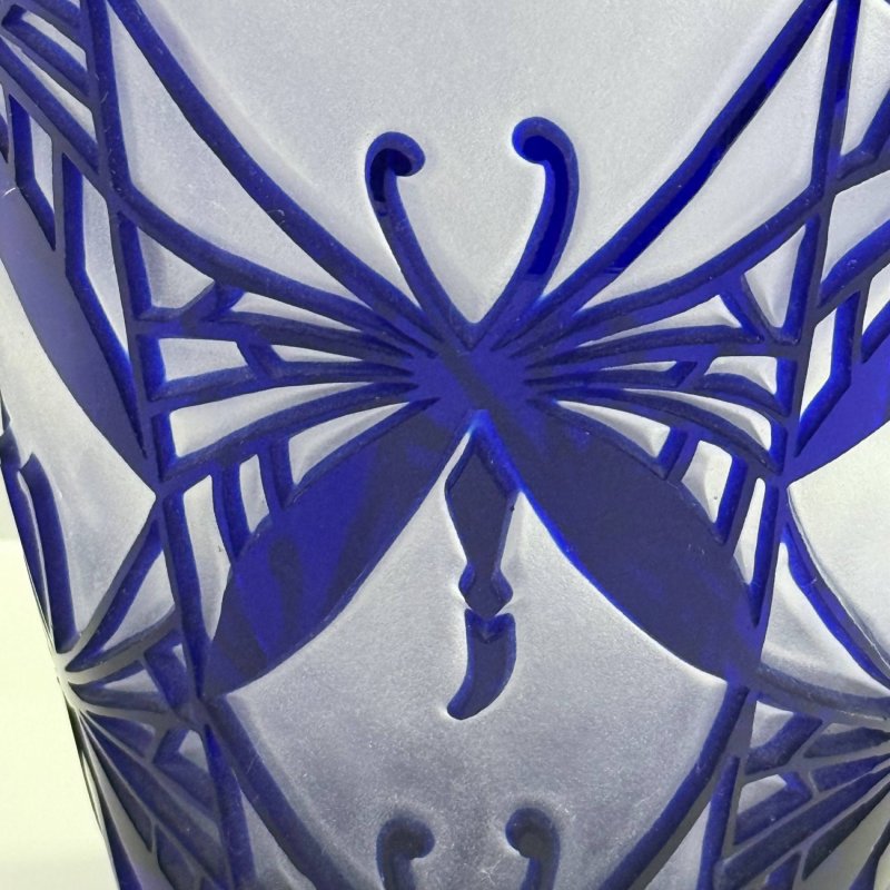 Ваза Арт-деко с декором в виде бабочек 