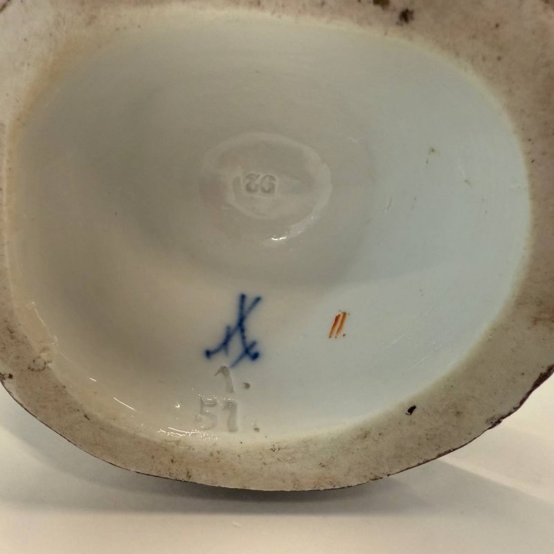 Статуэтка Meissen Юноша с фруктами и собакой