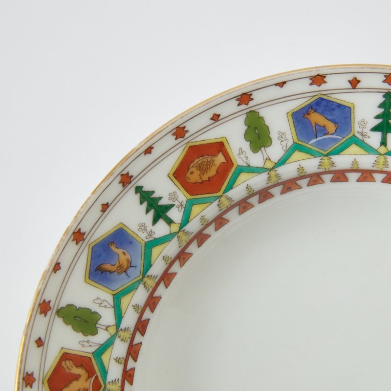 Тарелка суповая с орнаментом в неорусском стиле.