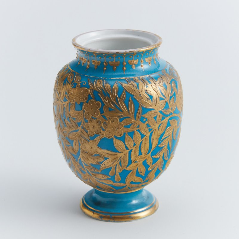 Антикварная вазочка бирюзового цвета с золотой росписью.