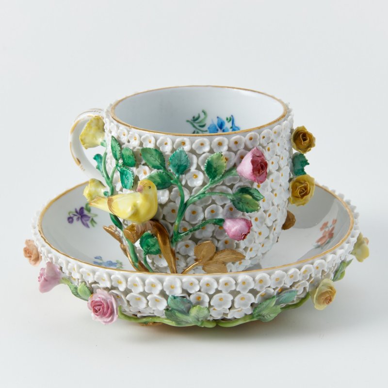 Старинная чашка с блюдцем с лепным декором Snowball blossom
