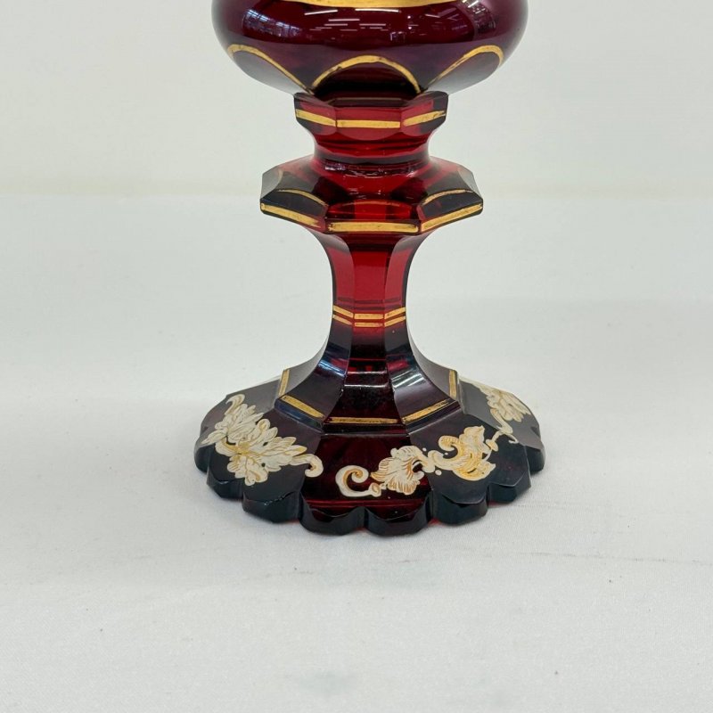 Старинный крупный бокал из рубинового стекла