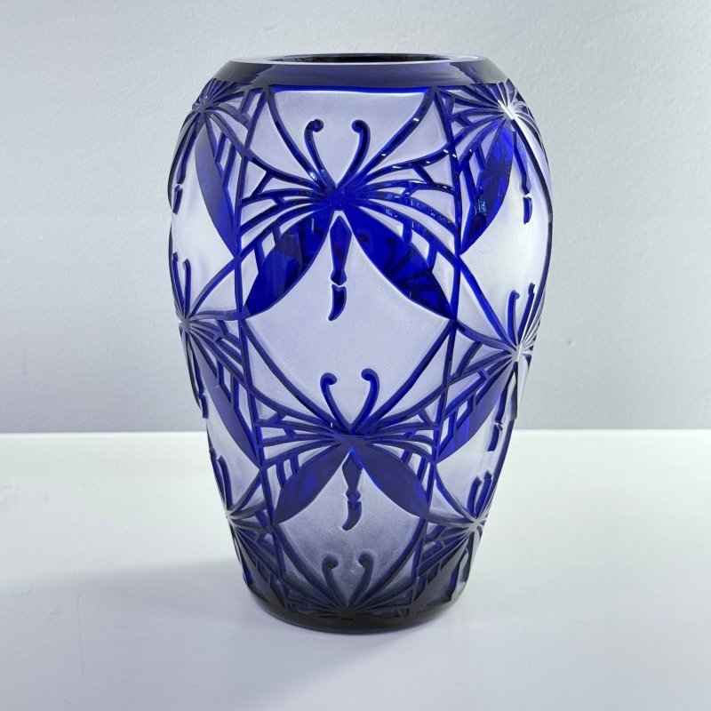 Ваза Арт-деко с декором в виде бабочек 