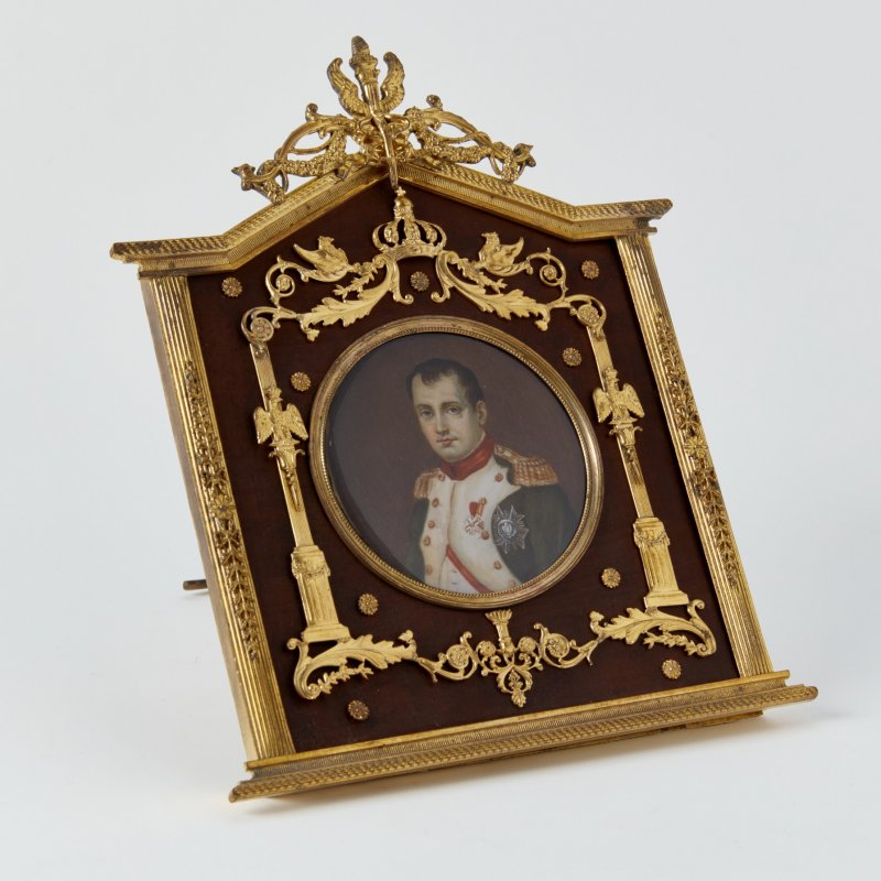 Старинный портрет Наполеона Бонапарта в резной раме