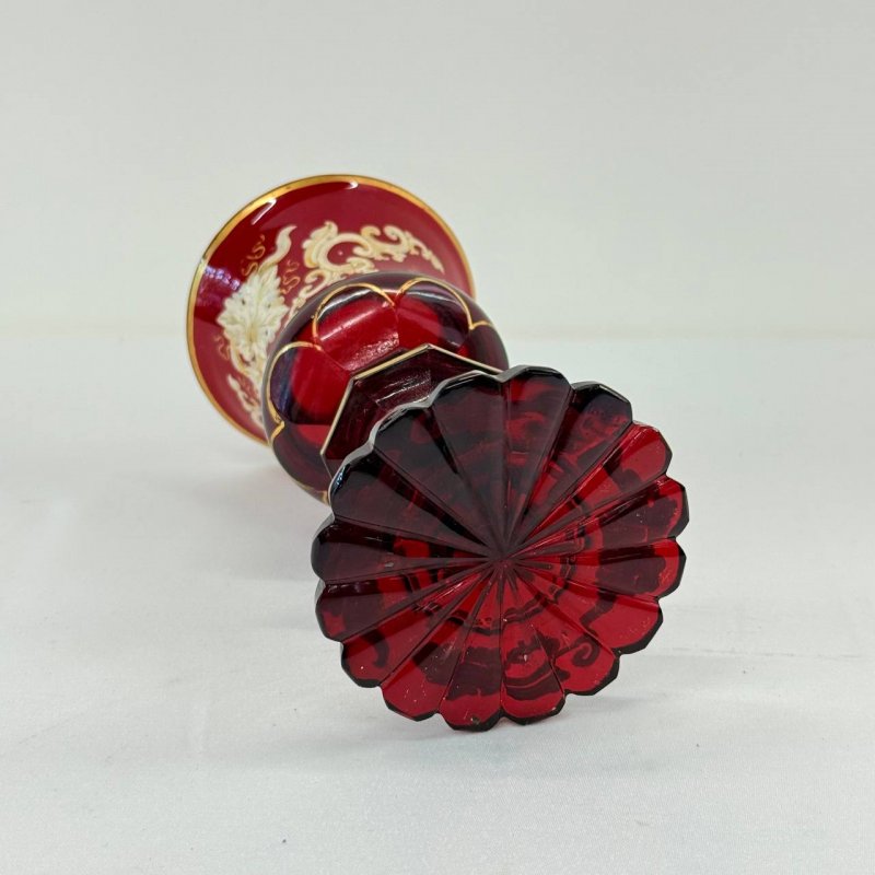 Старинный крупный бокал из рубинового стекла