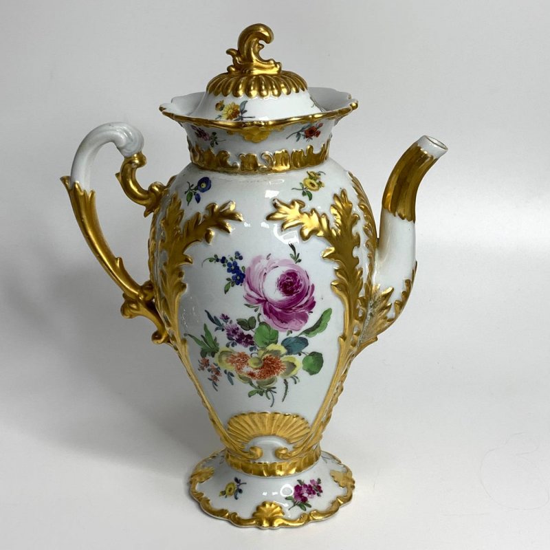 Старинный чайник с рельефной ручной и цветочной росписью