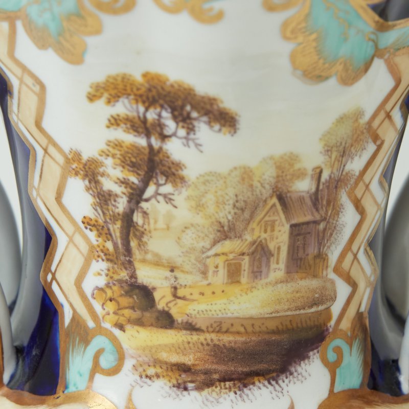 Старинная ваза бело-синяя с пейзажем 