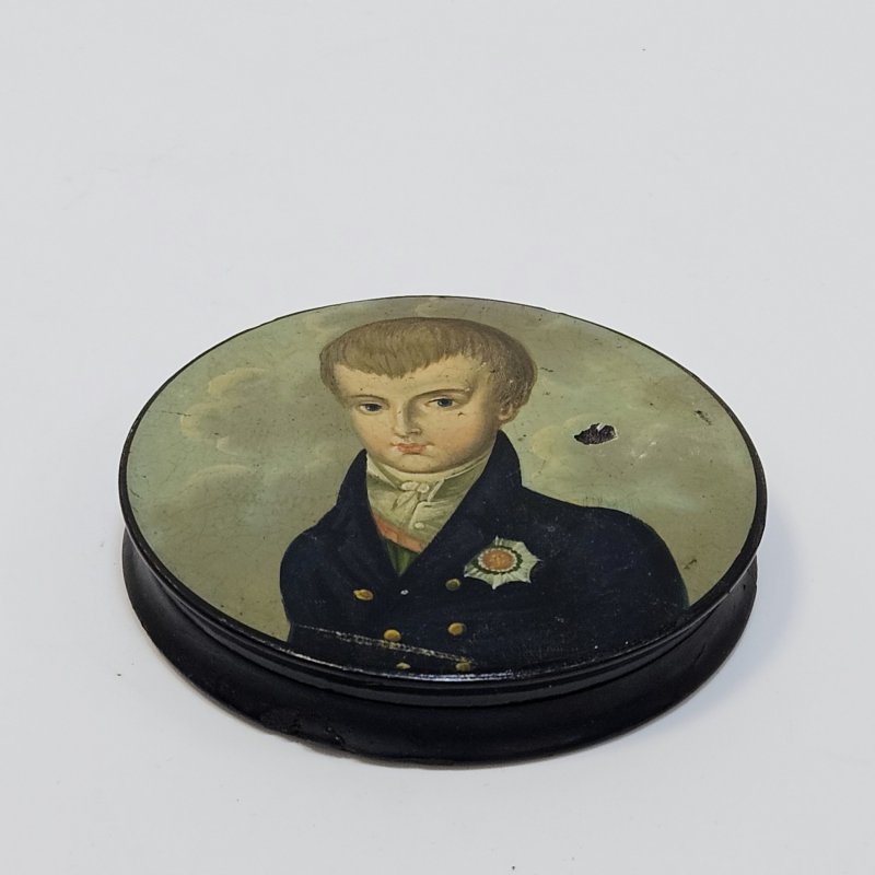 Лаковая табакерка конец 19 века Россия? Живописный портрет военного офицера