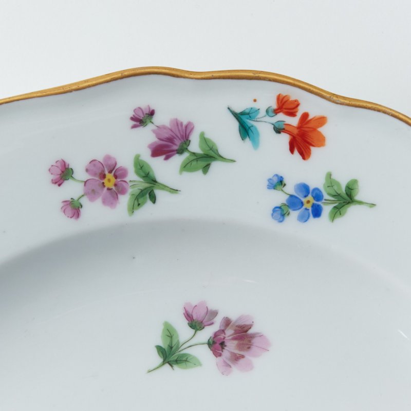 Коллекционная фарфоровая тарелка с ручной росписью