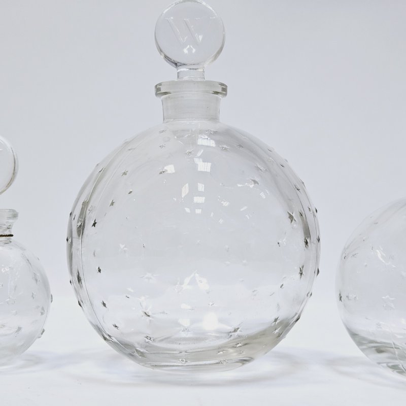 Сет из 3 парфюмерных флаконов Рене Лалик с объемными звездами на корпусе, буквой W на крышках