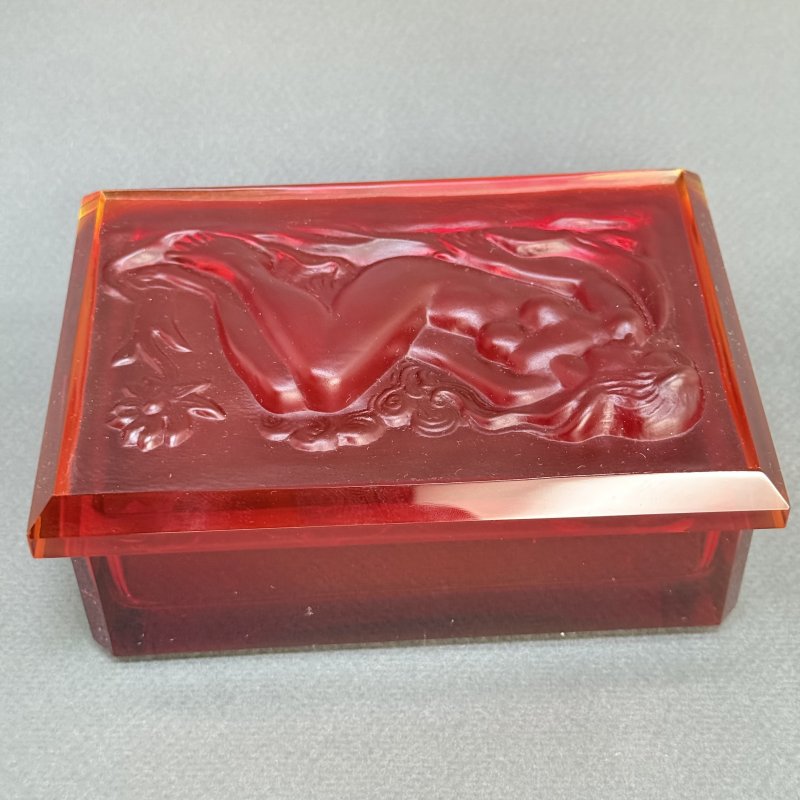Шкатулка для украшений в стиле Артдеко из красного стекла дизайн 1930г. Г. Хоффманн Чехия 21 в
