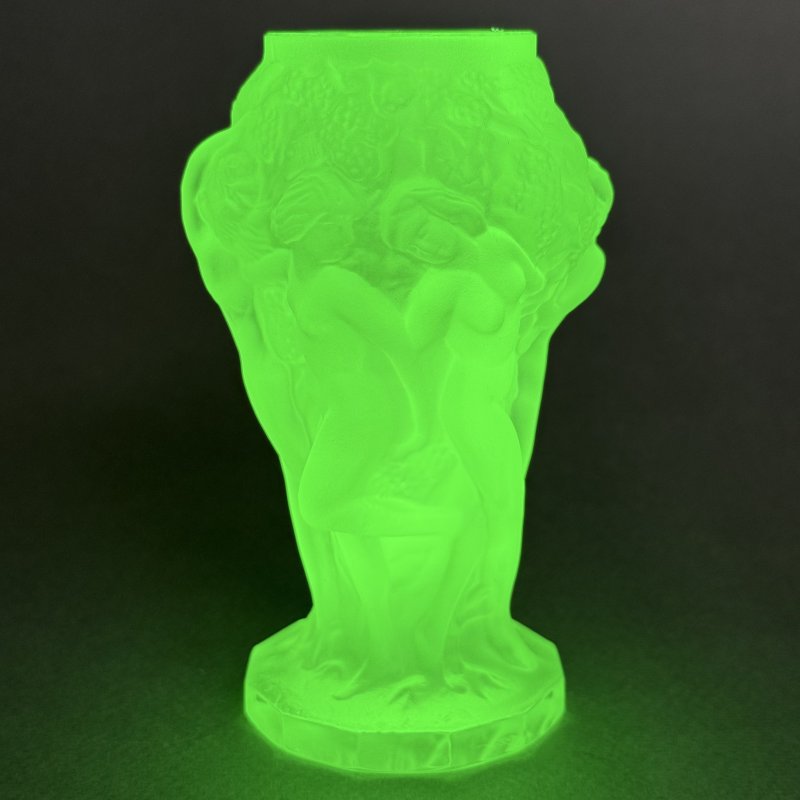 Ваза Вакханки в стиле Артдеко из зеленого уранового стекла дизайн 1930г. Г. Хоффманн Чехия 21 в