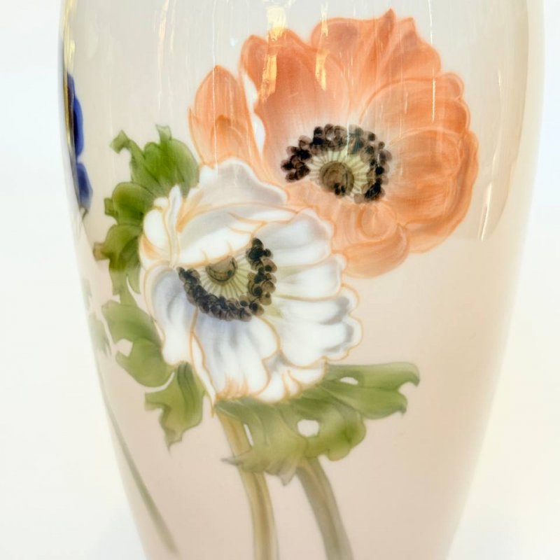 Ваза с  анемонами