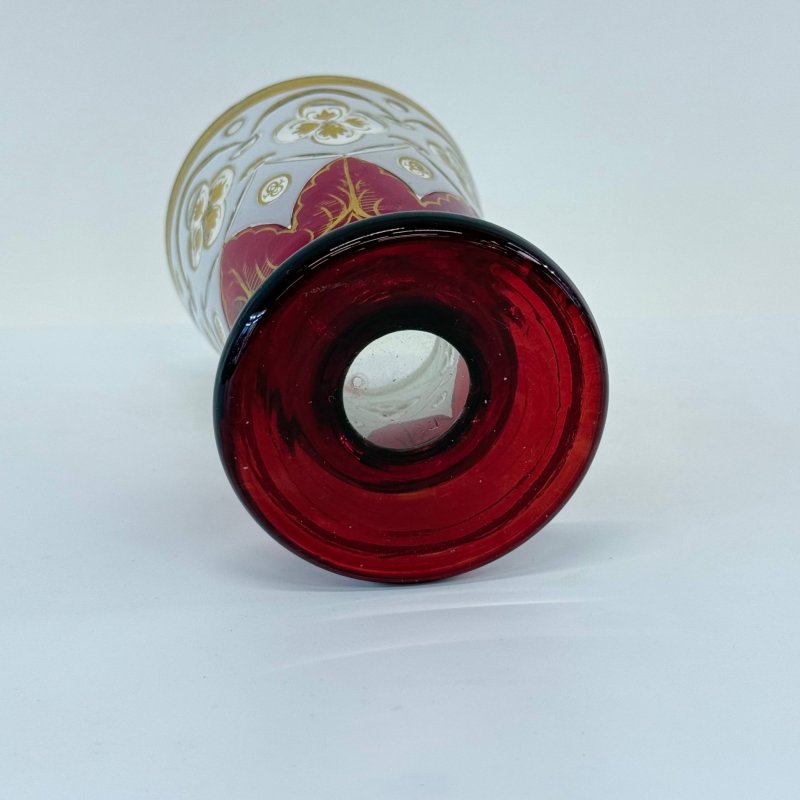 Кубок из стекла с белым цветом