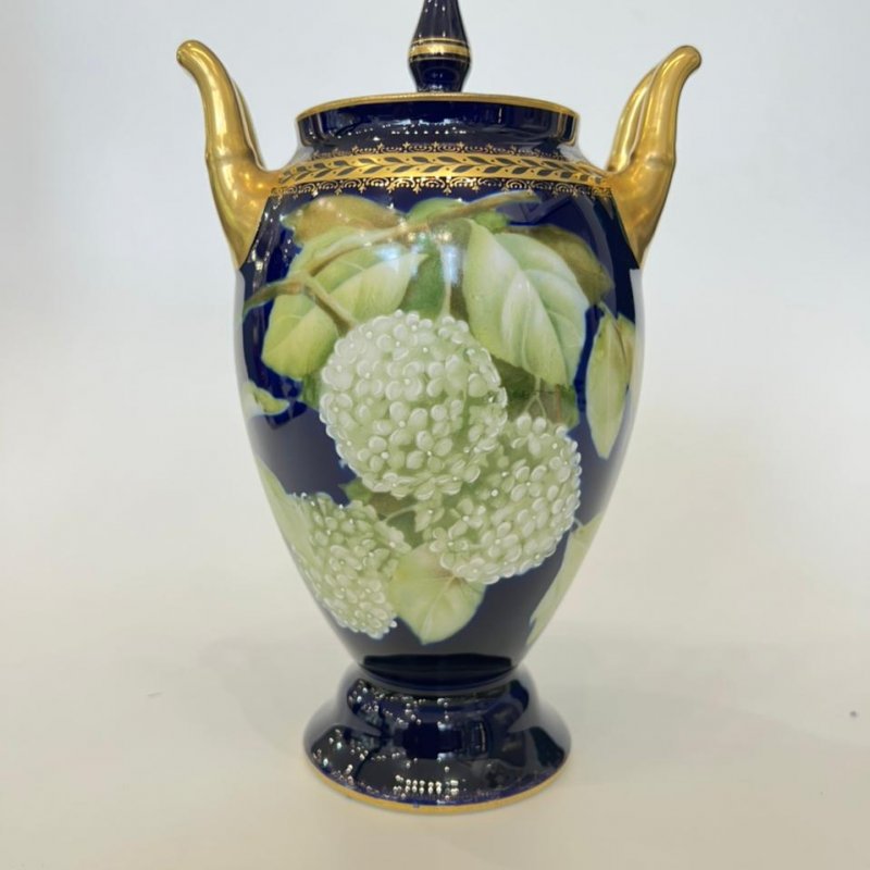 Старинная фарфоровая ваза с ручной росписью и 2 ручками