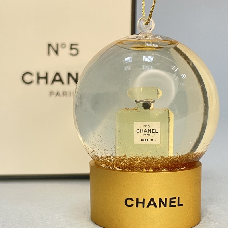 Оригинальная ёлочная игрушка снежный шар Chanel 2020-2022