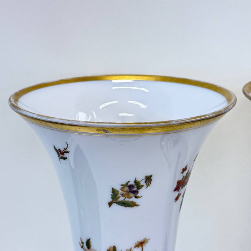 Пара старинных  больших ваз  в стиле Baccarat