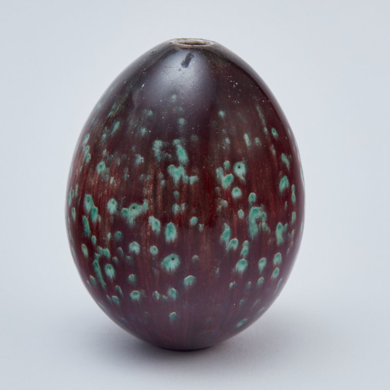Фарфоровое пасхальное яйцо, декорированное цветной глазурью с фактурой кракле.
