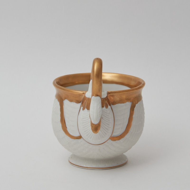 Фарфоровая чашка с позолотой и с ручкой в форме лебедя