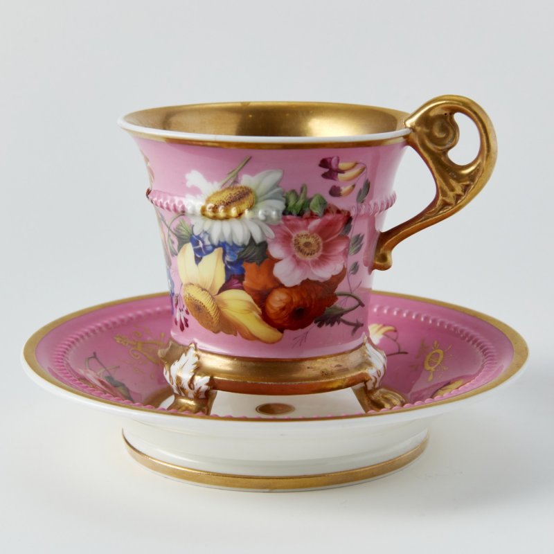Старинная чашка с блюдцем, декорированные цветочной росписью и жемчужником.