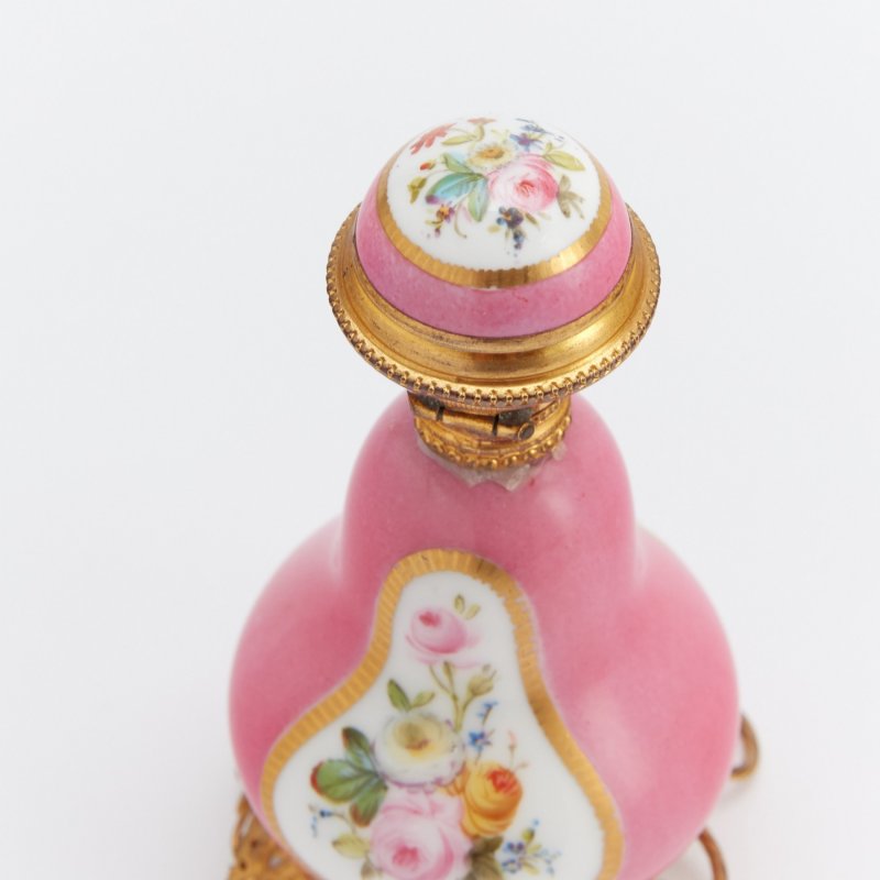 Старинный парфюмерный флакон с ручной росписью