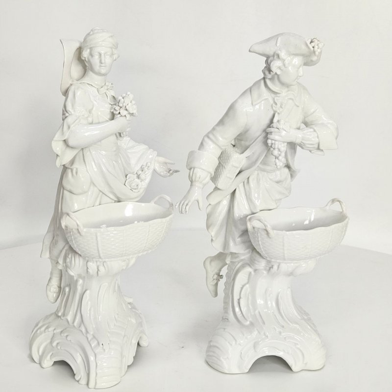 Парные белые статуэтки Кавалер с виноградом и корзинкой Дама с цветами и корзинкой КРМ 1800-10е г.