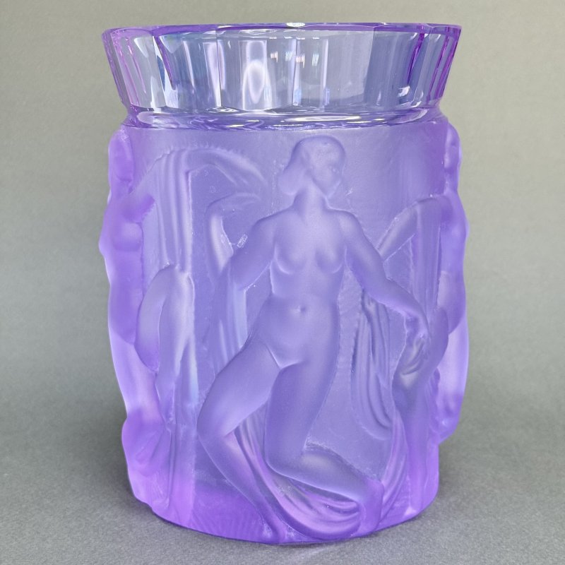 Большая ваза с изображением вакханок из аметистового стекла дизайн 1930г. Г. Хоффманн и Р.Лалик Чехия 21 в