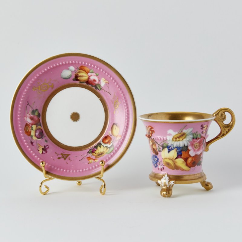 Старинная чашка с блюдцем, декорированные цветочной росписью и жемчужником.