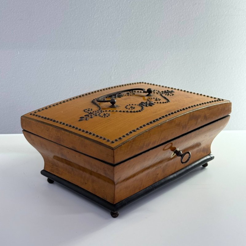 Антикварная французская шкатулка Palais Royal (Пале-Рояль) с дорожным туалетным набором и набором для шитья и для украшений