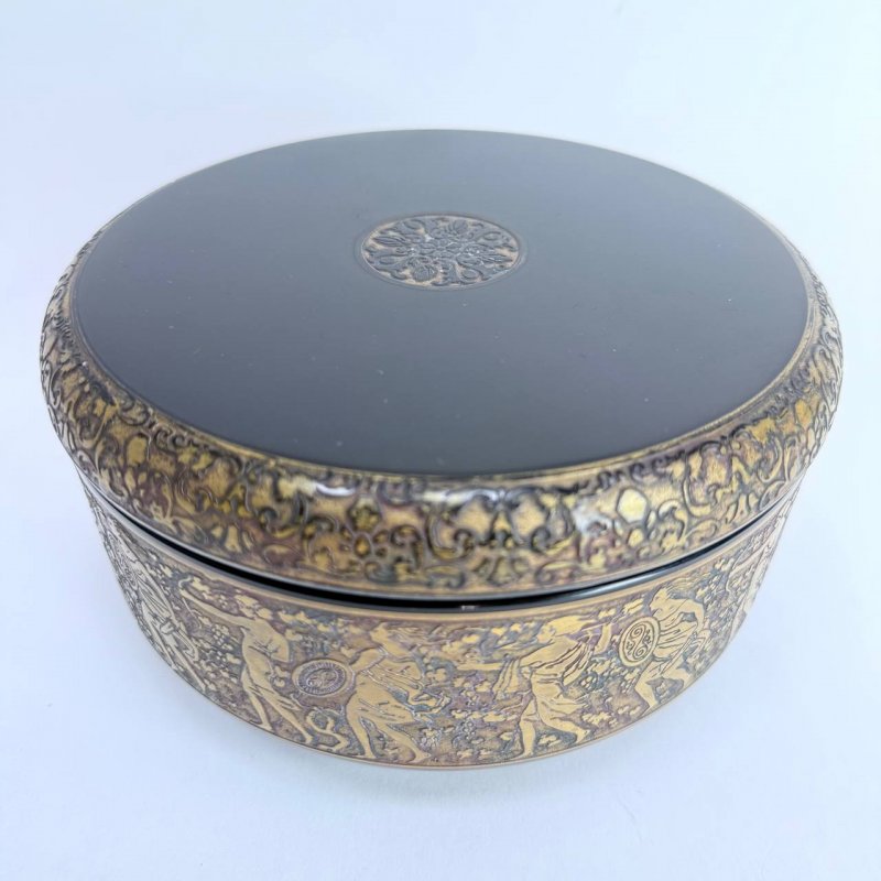 Шкатулка из темного аметистового стекла в стиле арт-деко 