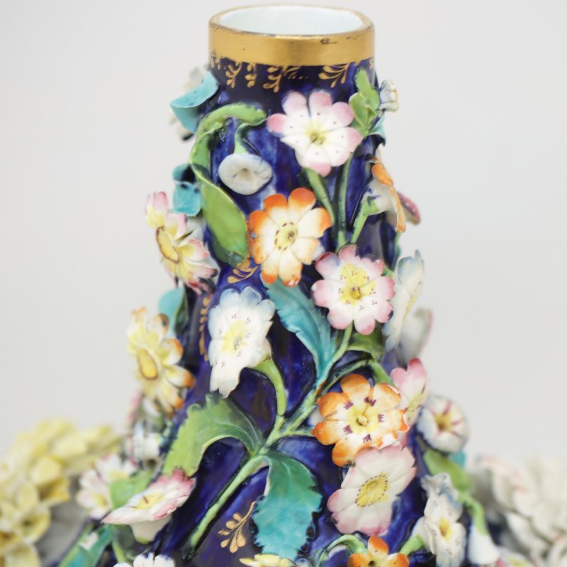 Антикварная ваза с лепными цветами