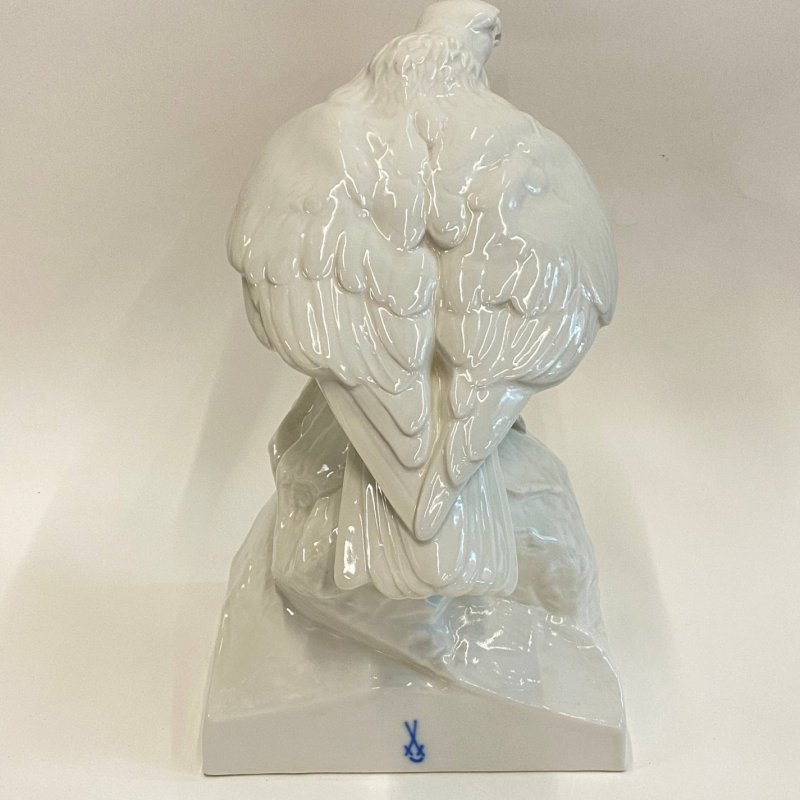 Скульптура «Орел на скале»