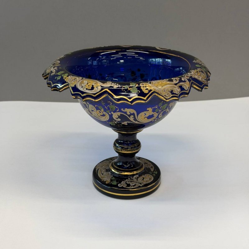 Ваза на ножке (tazza) из кобальтового стекла с росписями . Богемия 1860-1880 гг. 
