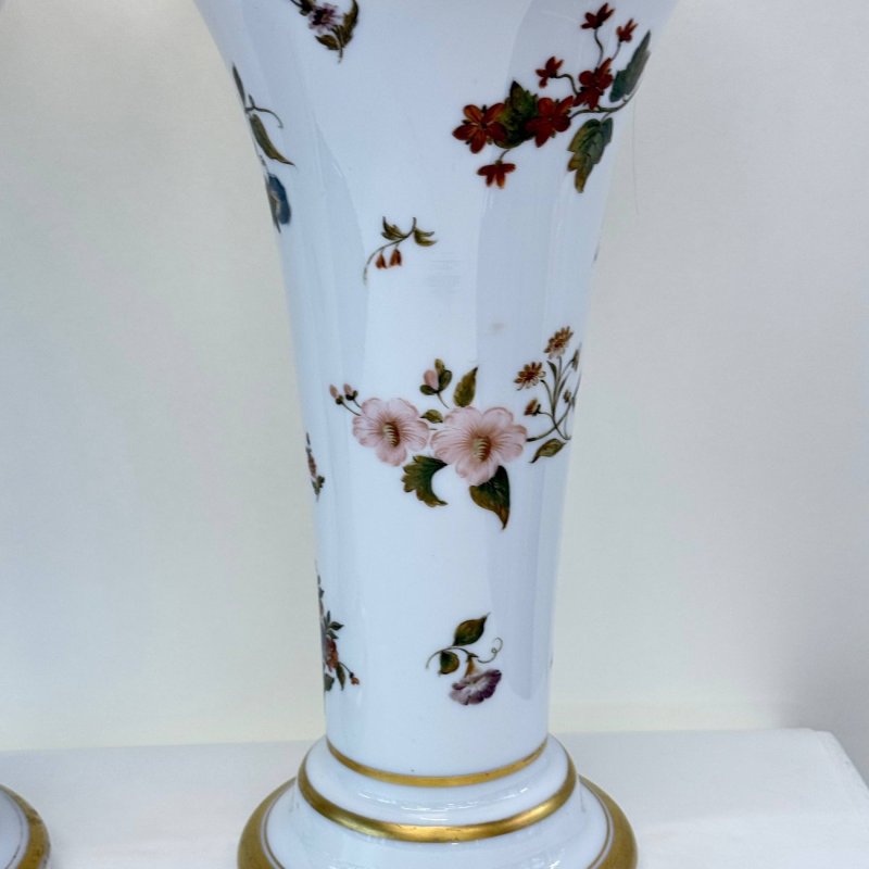 Пара старинных  больших ваз  в стиле Baccarat