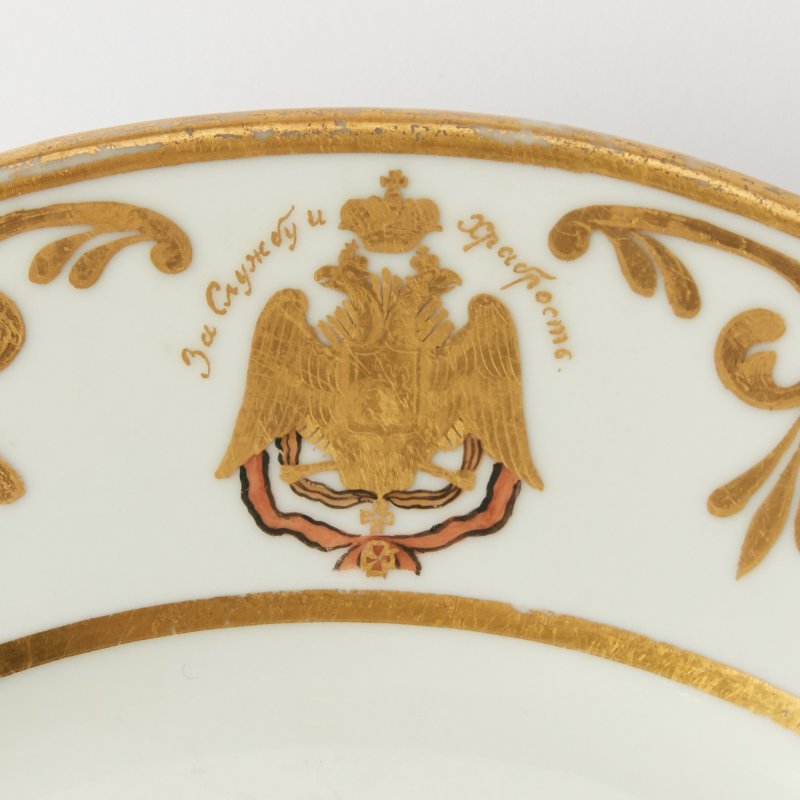 Пара старинных фарфоровых тарелок с посвятительной надписью За службу и храбрость. Времена правления Николая I