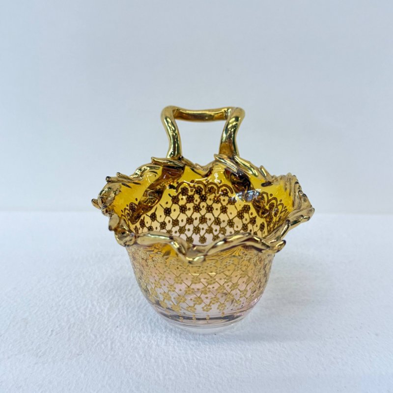 Вазочка с золоченой фигурной ручкой